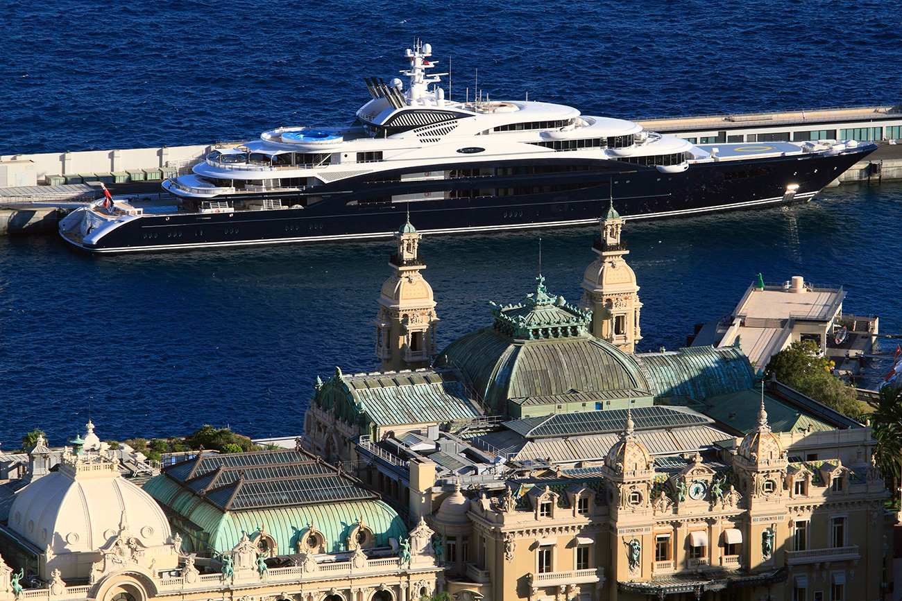 Моторна яхта "Сирена" (дължина 133,9 м), построена през 2011 г. от Fincantieri Yachts, в порта на Монако. Снимка: Global Look Press