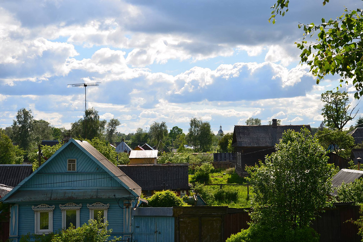 Every resident seems to own a large piece of land, and the streets are long to walk. Maybe it's easier to take a bike? / Peggy Lohse