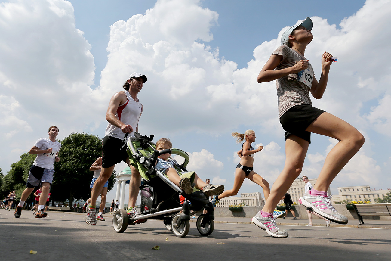 Participantes de corrida dedicada à celebração do Dia Nacional Olímpico no parque Górki, no centro de Moscou (Foto: Vassíli Ponomarev/RIA Nôvosti)