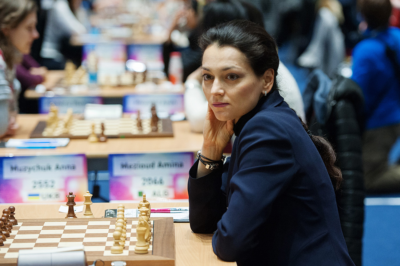 Aleksandra Kostenjuk in una sfida durante il primo giorno del Mondiale femminile di scacchi di Sochi, nel 2015. Fonte: Nina Zotina/RIA Novosti