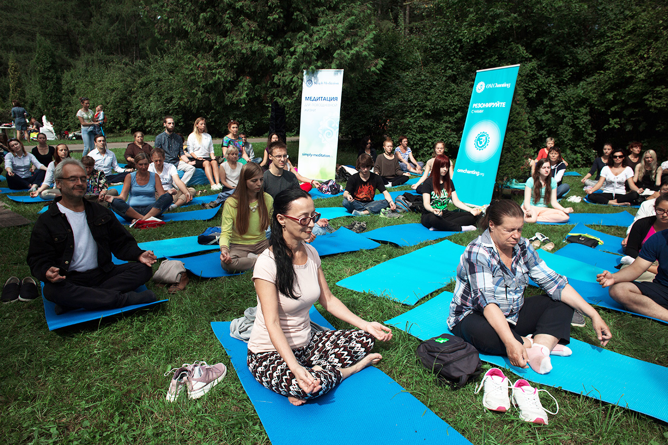 Yoga en el Parque Sokólniki, Moscú. Fuente: Iliá Pítalev/RIA Nóvosti