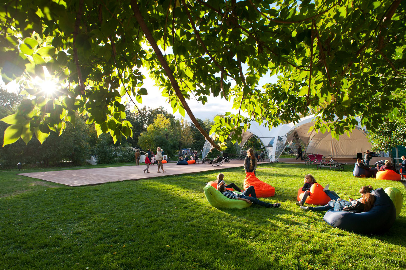 People enjoy the summer at the Krasnaya Presnya park. / Krasnaya Presnya park 