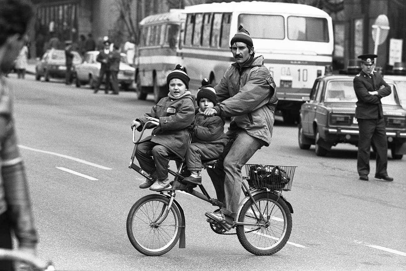 モスクワ、1991年5月。自転車に乗っている家族＝イーゴリ・ウートキン／タス通信
