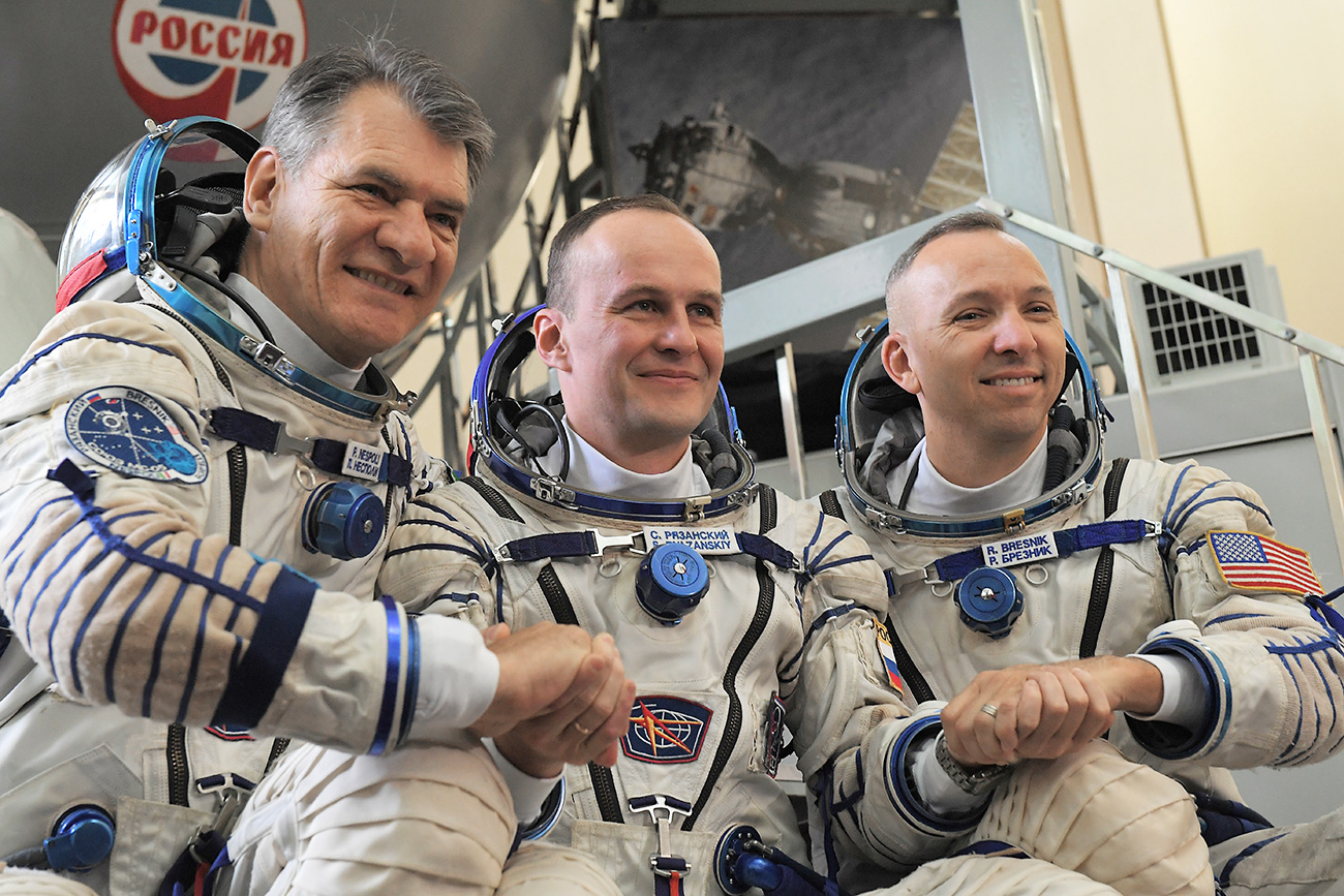 Miembros de la tripulación de la misión ISS 52-53, por la izuierda, Paolo Nespoli, Serguéi Riazanski y Randy Bresnik. Fuente: Evguéni Odinókov/RIA Novosti