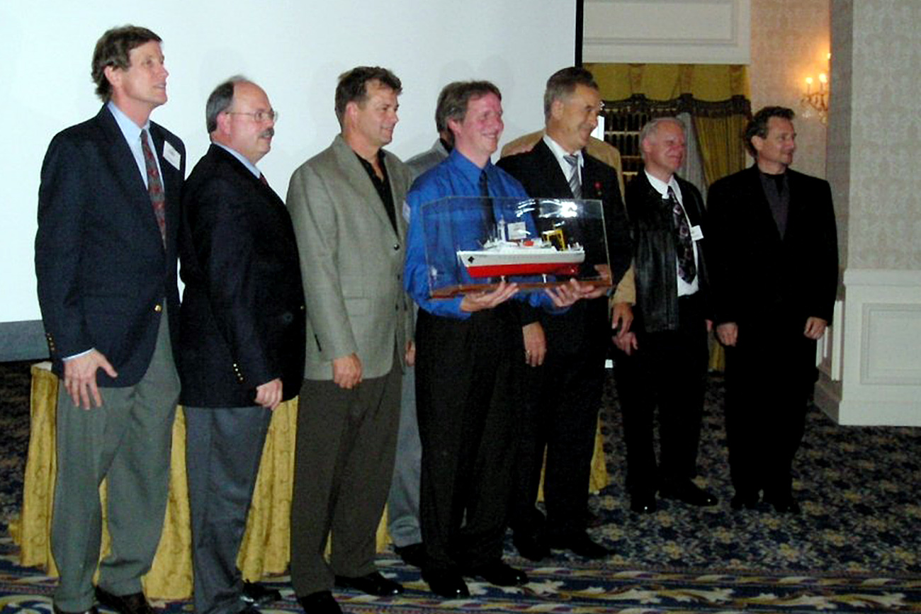 The meeting in Las Vegas, 2004. Edward Caylor (first left), Alexander Arbuzov (third right) and the 'Mys Synyavin' crew. / Personal archive