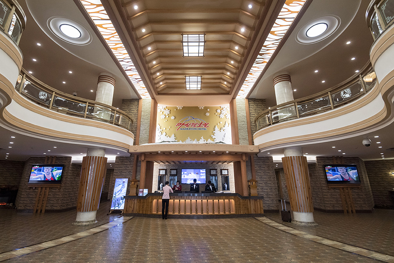 Lobby do hotel no resort de ski Masikryong / AFP