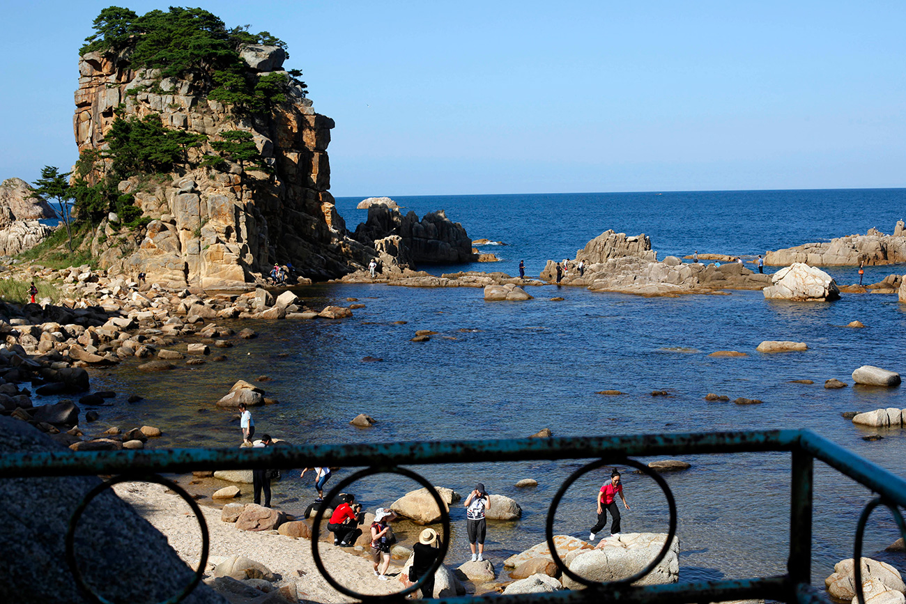 Turistas curtem o resort do Monte Kumgang, também conhecido como Montanha de Diamante, na Coreia do Norte. / AP