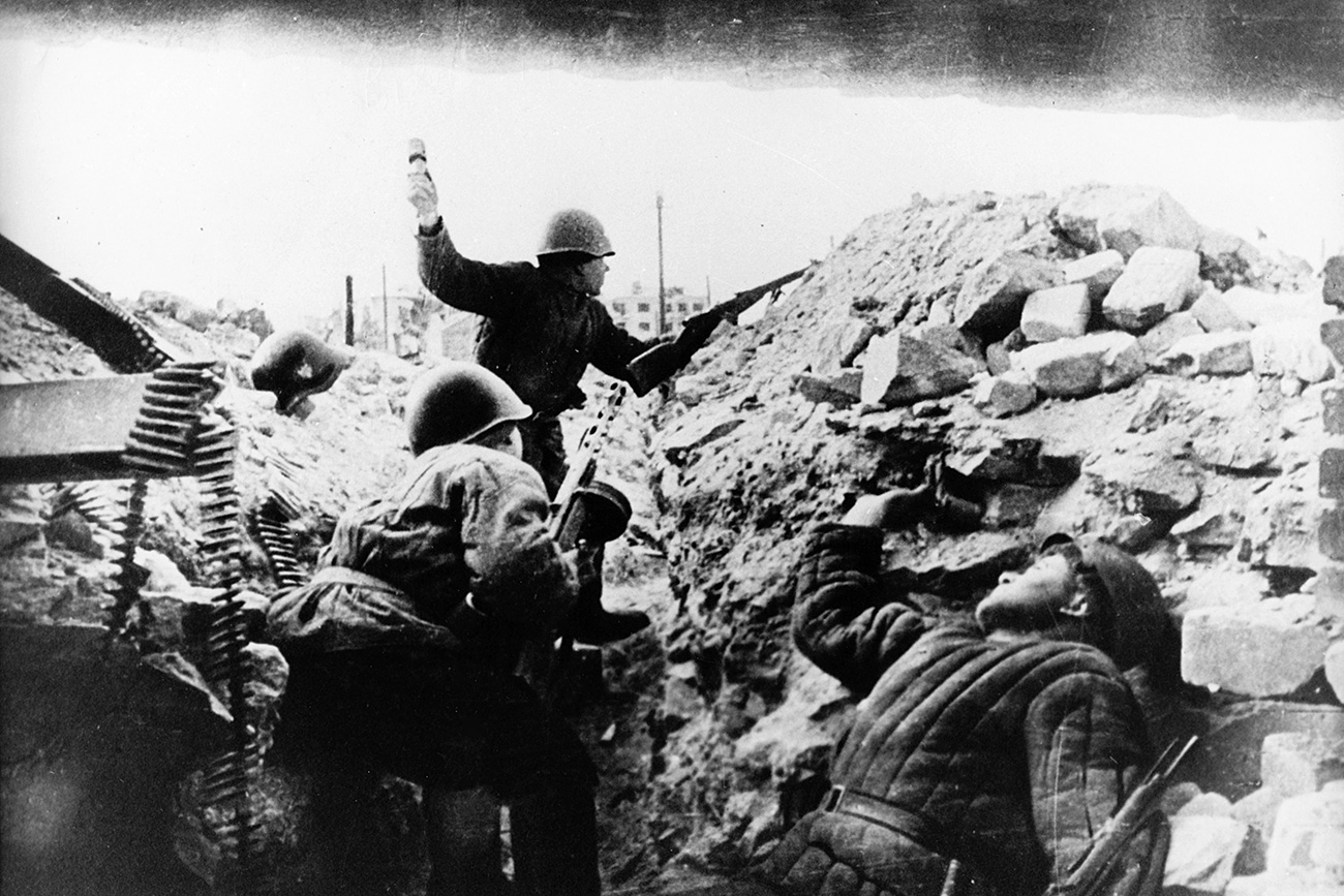Soldados del Ejército Rojo luchan en las calles de Stalingrado. Fuente: DPA/Global Look Press