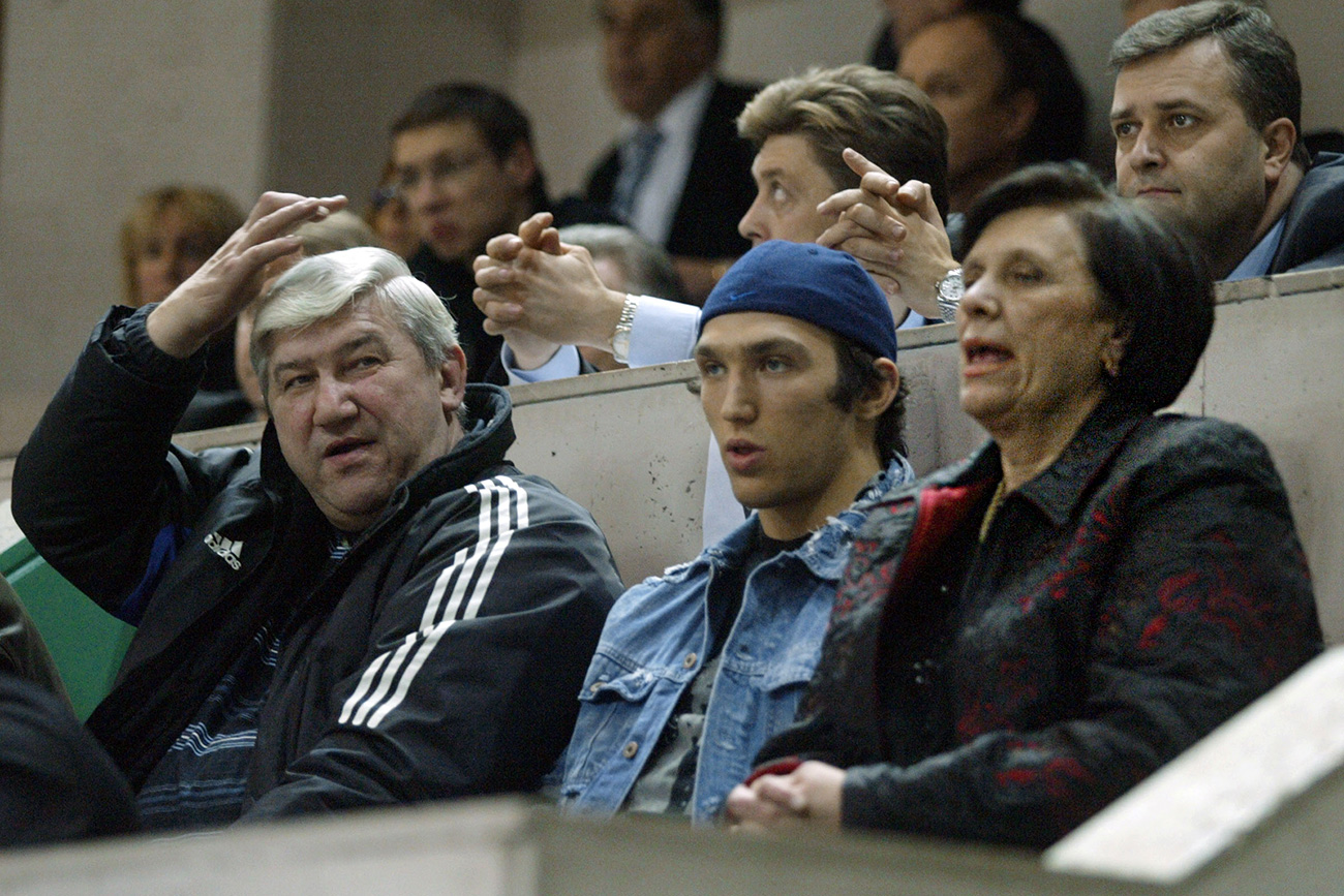 Tatyana Ovechkina, president of the women's basketball club Dinamo, with her husband Mikhail (left) and son Alexander (center).  / Vitaly Belousov/TASS