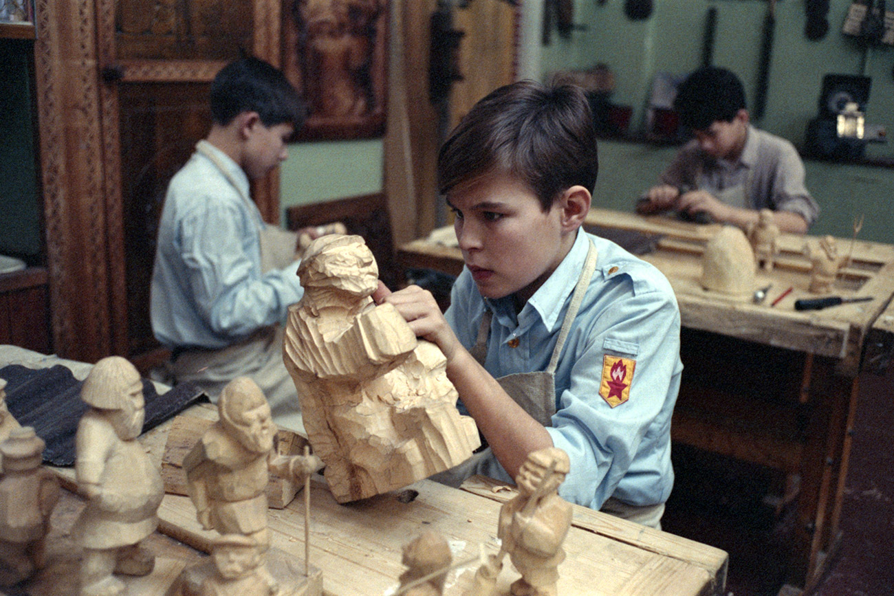 СССР, 1 януари 1990 г.. Ученик се готви за изпит в Богородското дърворезбарско училище. Сникма: ТАСС