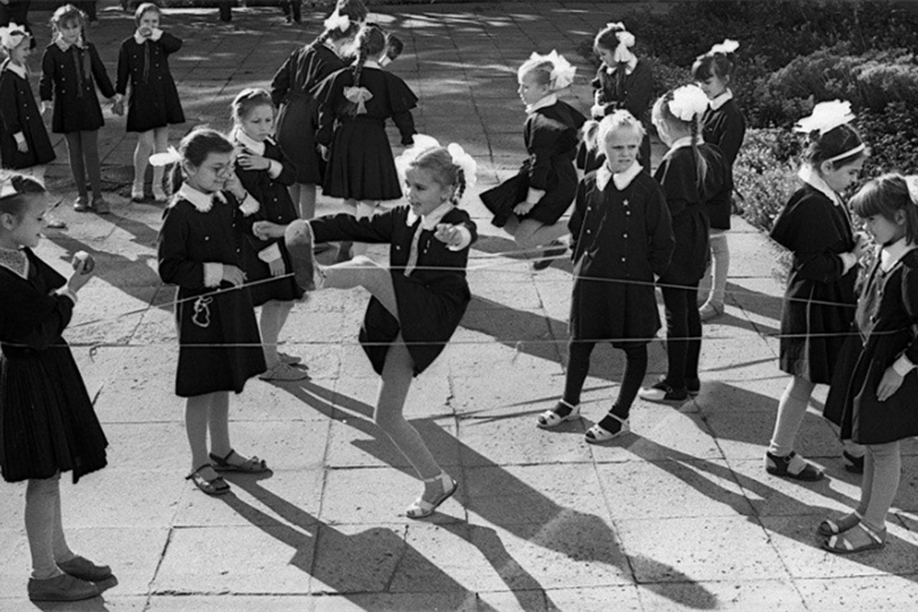 Meninas pulam elástico na URSS. Foto: http://ussr-kruto.ru/2015/10/13/igry-vremen-sssr-detstvo-bez-gadzhetov/