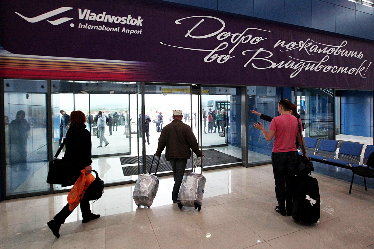 Passengers leave a new international terminal after the plane has landed in Vladivostok. / Vitaliy Ankov/RIA Novosti