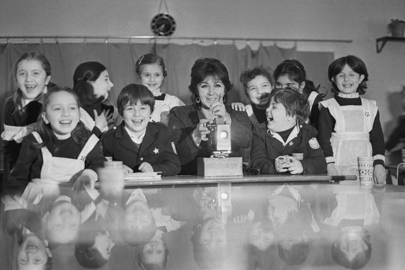 Niños miran tiras de filminas, 1984. Fuente: Serguéi Edisherashvili/TASS 