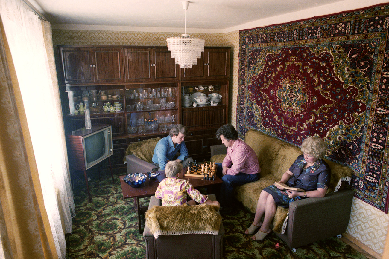 Na região de Moscou, um clássico tapete de parede soviético. Família fotografada em setembro de 1979. / Foto: Nikolai Akimov/TASS