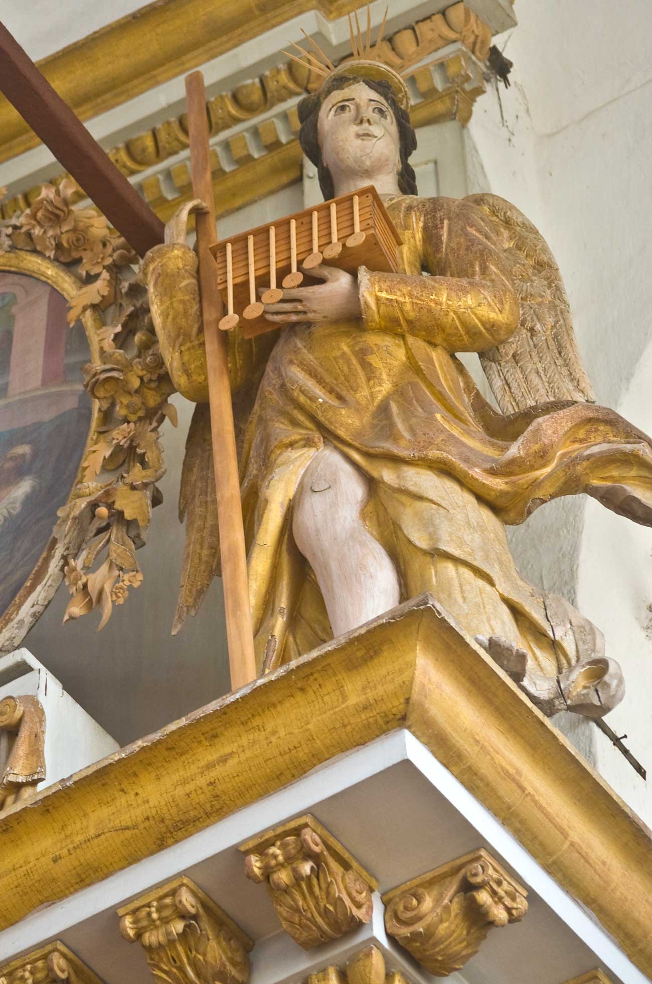 Cattedrale della Trasfigurazione di Belozersk, sezione superiore dell’iconostasi, L’angelo sorregge il libro dei sette sigilli, agosto 2009. Fonte: William Brumfield