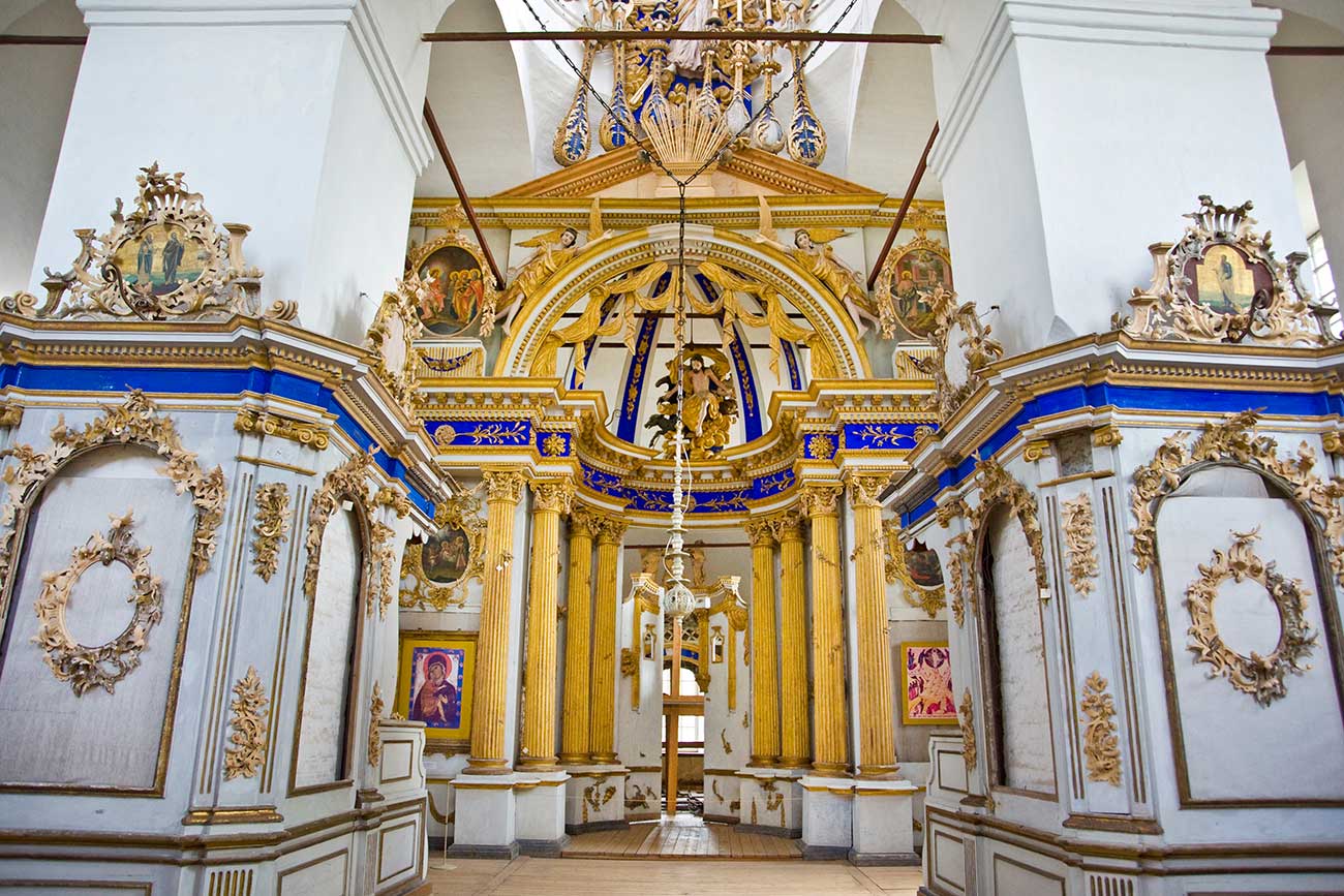 Cattedrale della Trasfigurazione di Belozersk: i pilastri centrali e l’iconostasi, agosto 2009. Fonte: William Brumfield