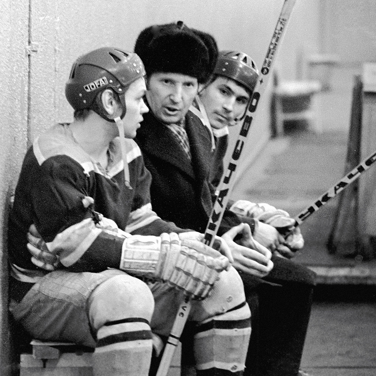 Olympic hockey champion Viktor Shuvalov (С) and young hockey players. / A. Solomonov/RIA Novosti