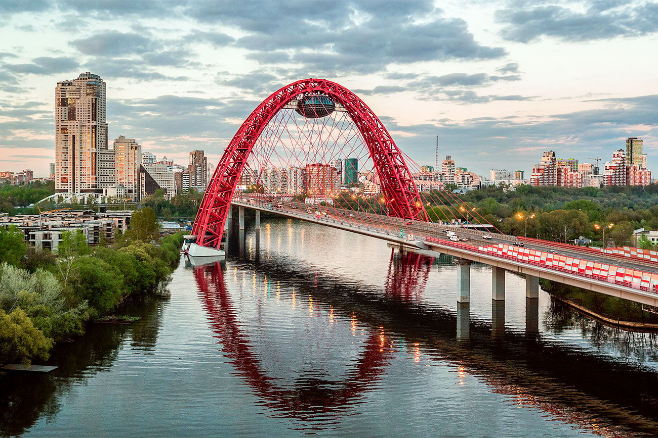 Il ponte “zhivopisnyj”, (pittoresco) sulla Moscova a Mosca. Fonte: Anton Denisov/RIA Novosti