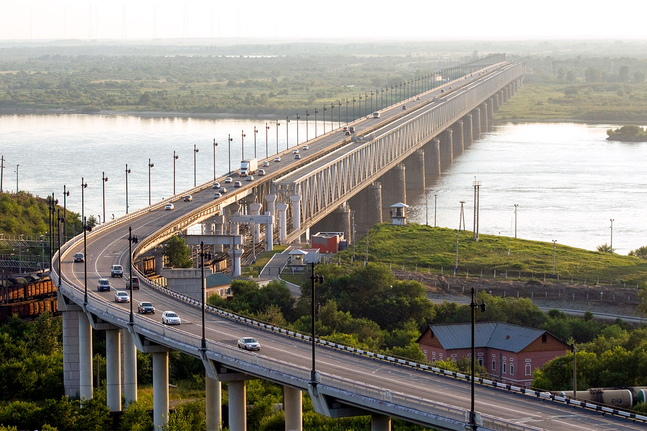 A ponte sobre o rio Amur, na rodovia Tchita-Khabarovsk. / Foto: Vitáli Belousov/RIA Nôvosti