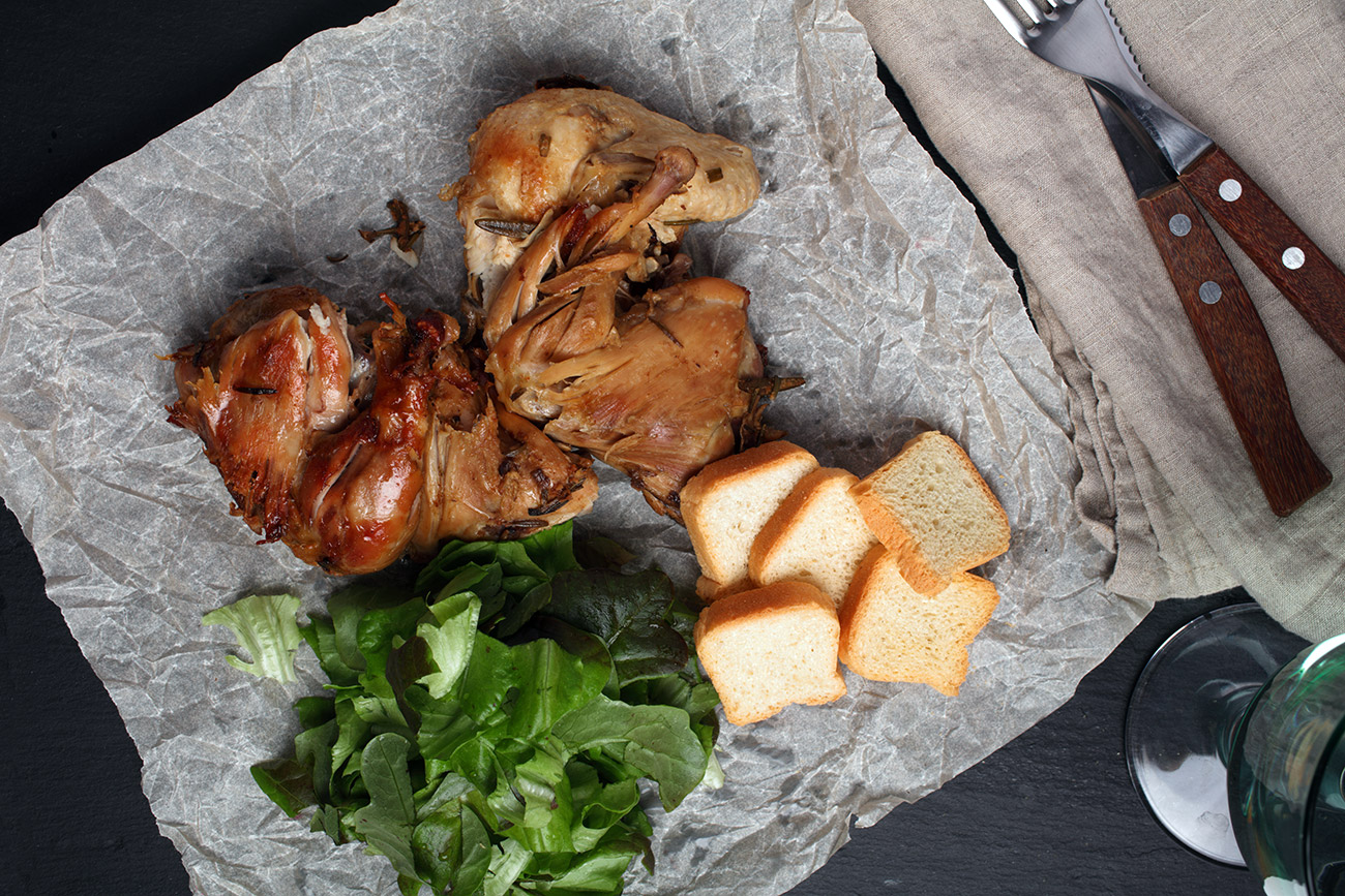 Pollo asado con lechuga y pan tostado. Fuente: Getty Images