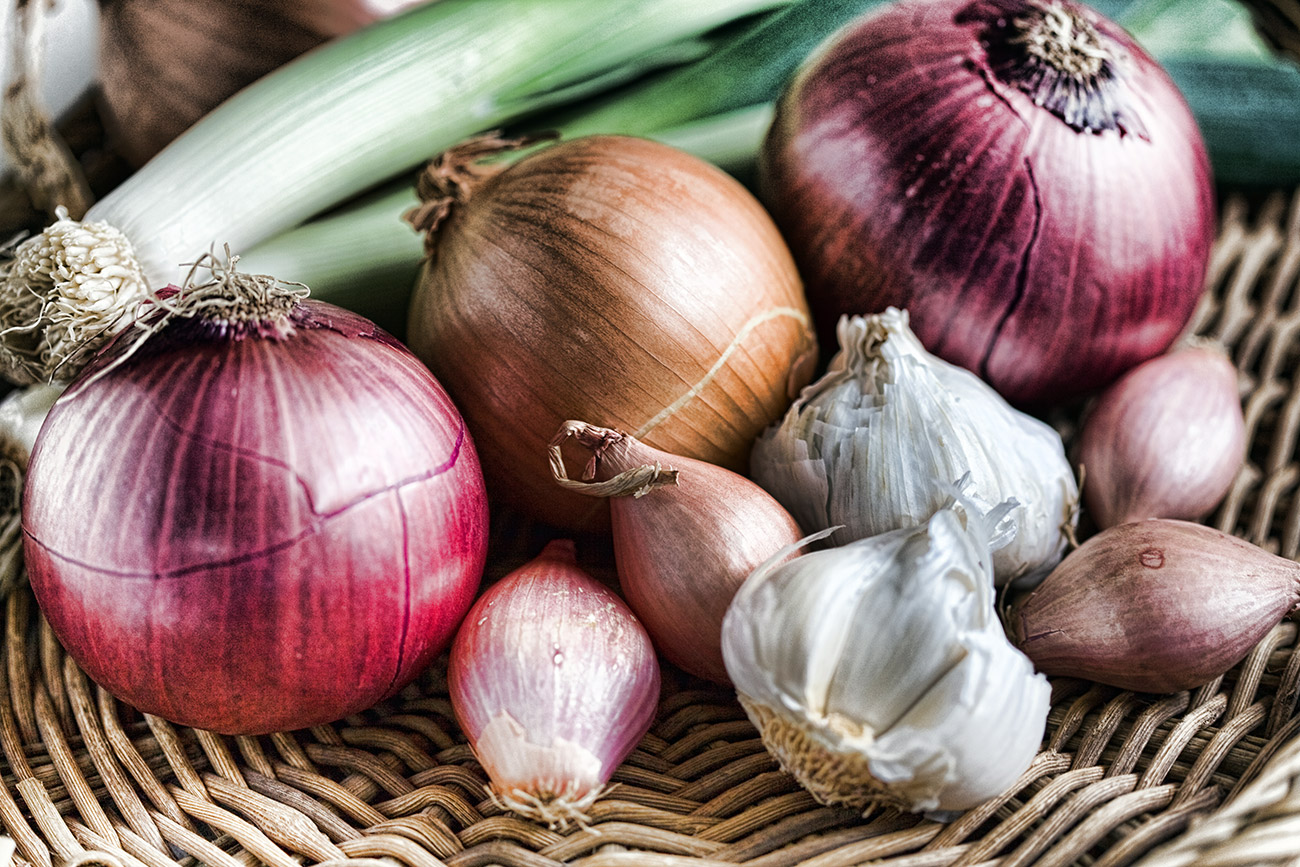 Bawang bombai, bawang putih, dan bawang merah untuk melawan pilek. Sumber: Getty Images