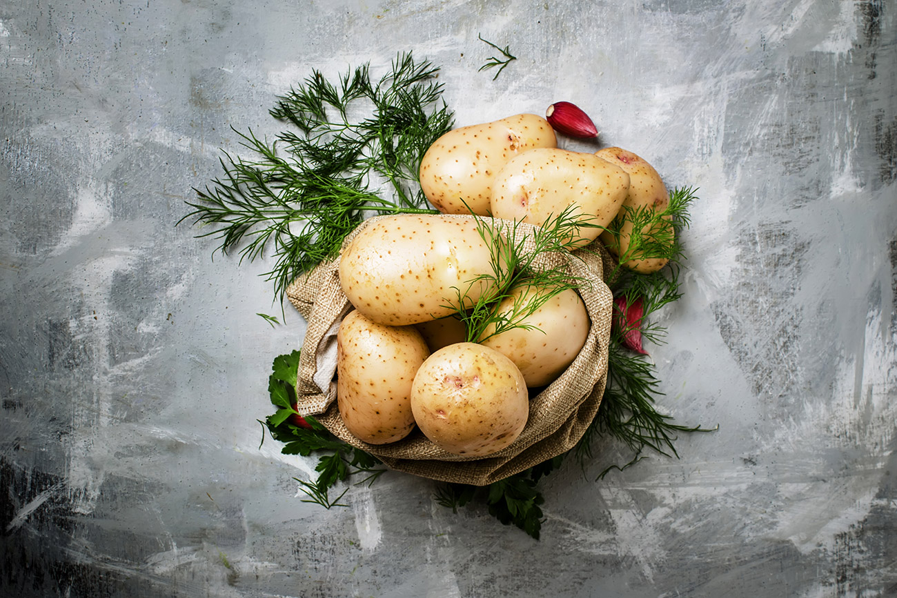 Fresh young potatoes with dill, parsley and garlic - one of Russians' favorite dishes / Legion Media