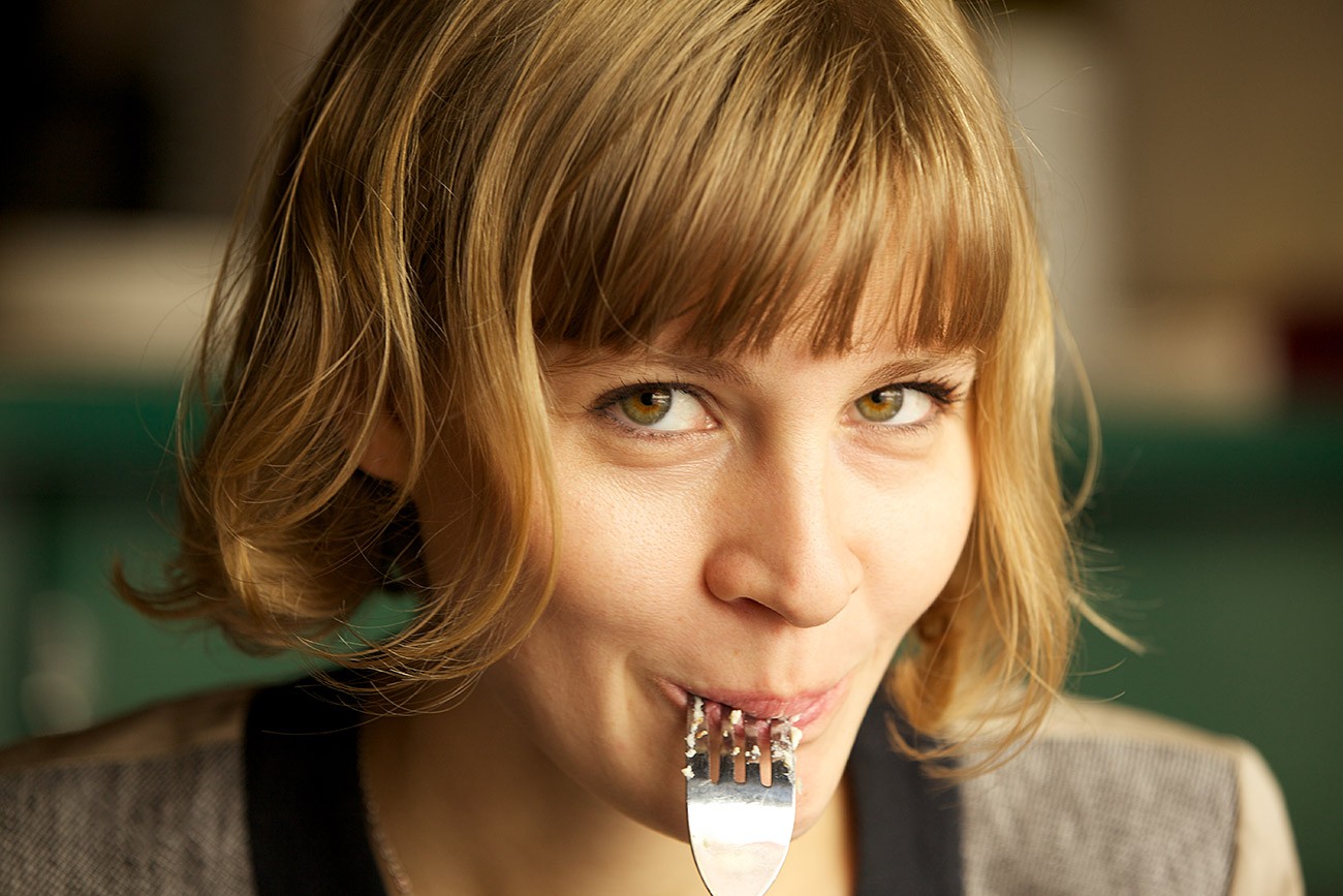 Млада жена с вилица се наслаждава на храната / Getty Images