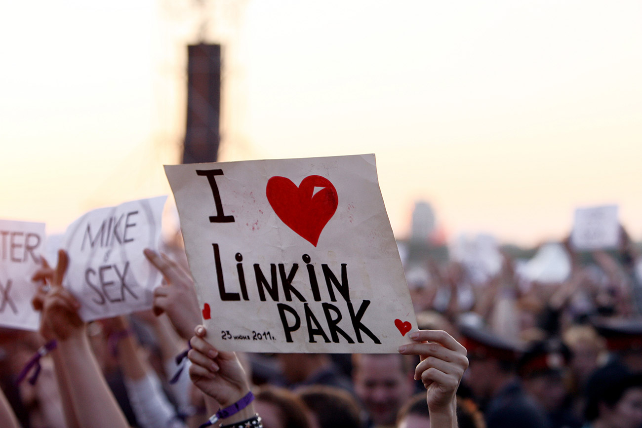 A girl holding a placard "I love Linkin Park" at Maxidrom 2012 international rock music festival in Moscow. / Nina Burmistrova/TASS