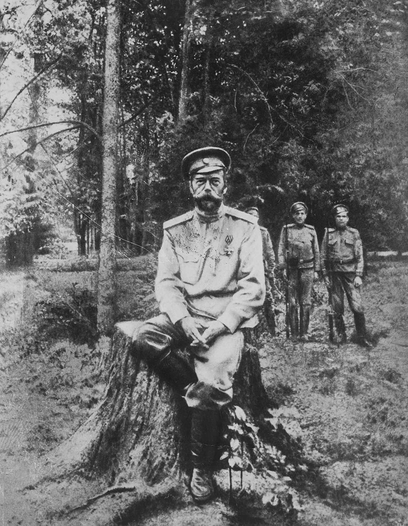 Tsar Nikolai 2º momentos antes da execução, em Iekaterinburgo, em julho de 1918 (Foto: Global Look Press)