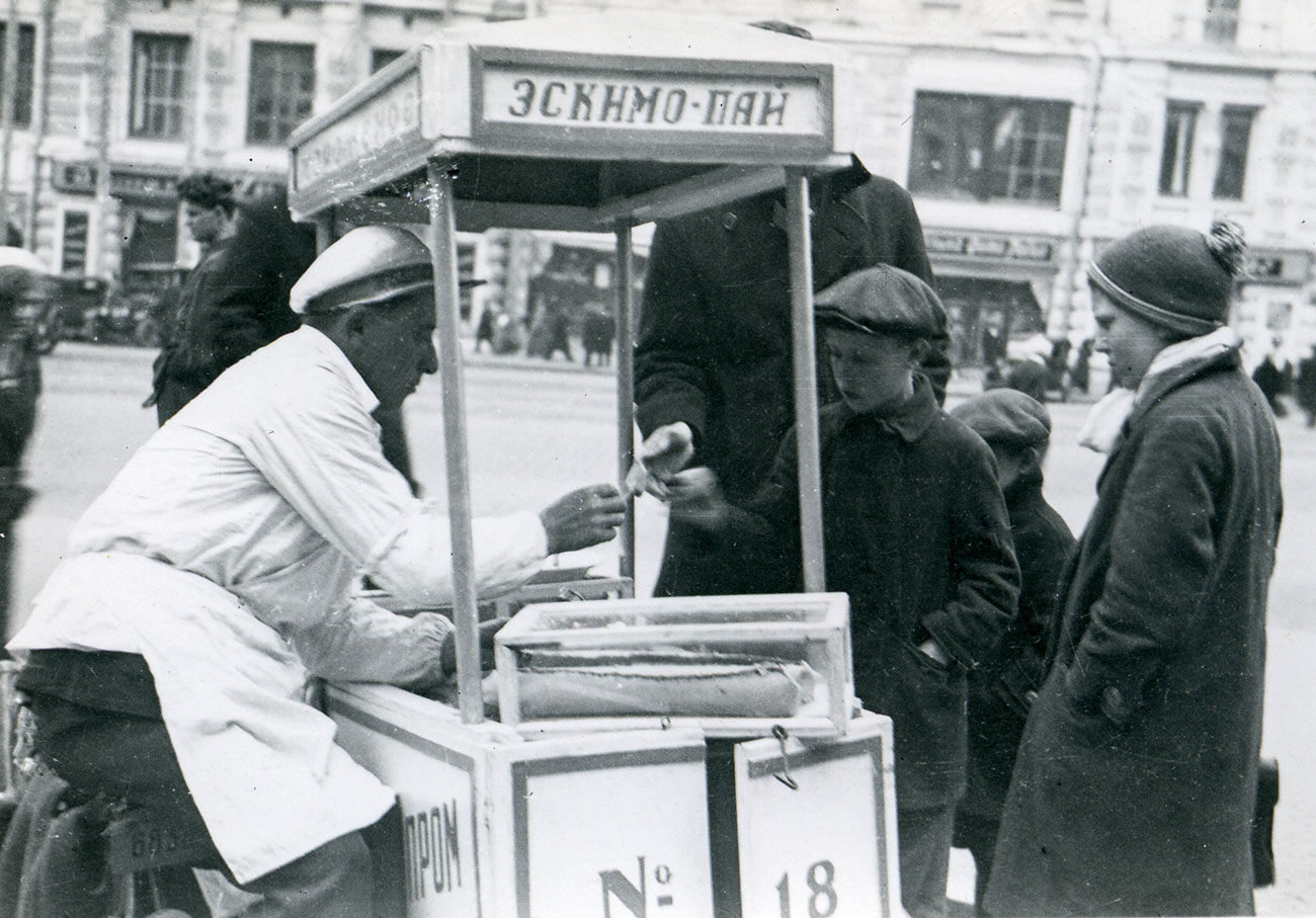 Um vendedor de sorvete da Eskimo na URSS em 1935. / Arquivo Municipal de Trondheim