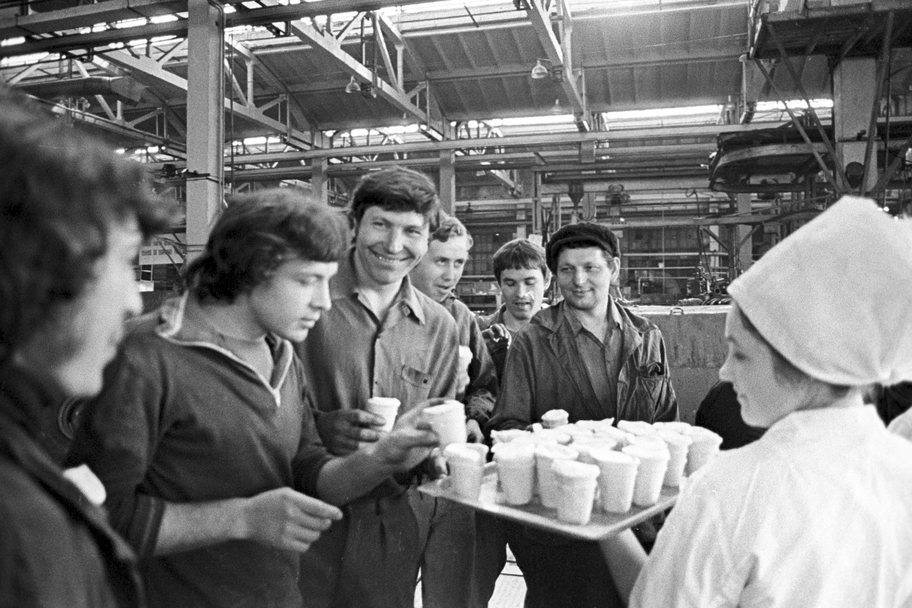 Ice cream for the workers of the Taganrog Combine Plant, 1980 / A. Zhigaylov/RIA Novosti