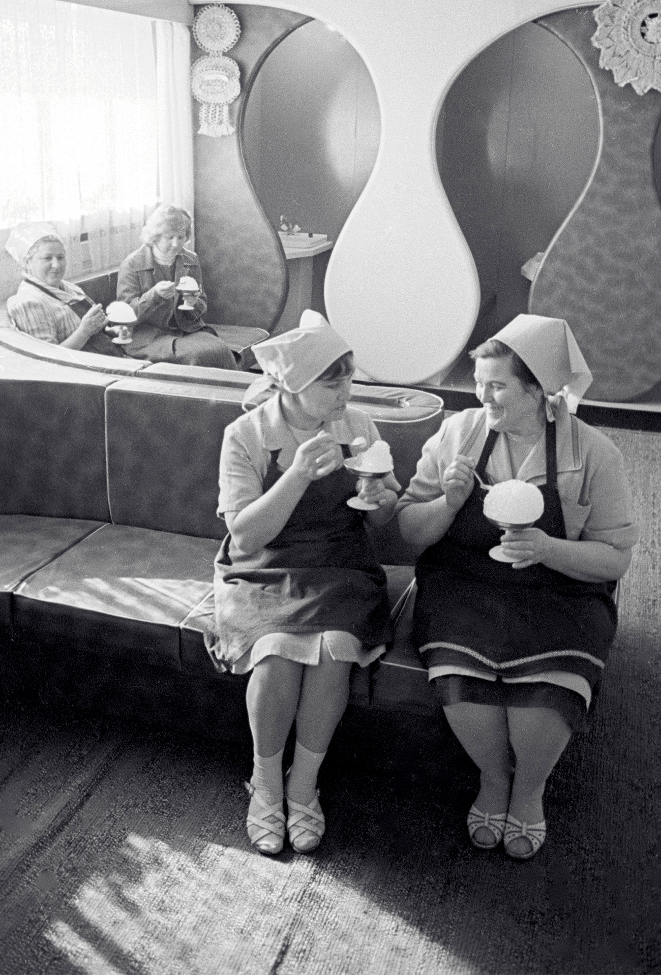 Trabalhadoras de uma fábrica de móveis em Vilnius, Lituânia, comendo sorvete em um café em 1986. Foto: Audrius/RIA Nôvosti