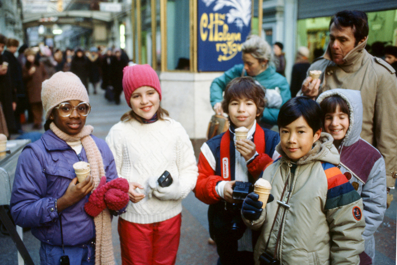 アメリカ人の子供達がモスクワのGUM（総合百貨店）を訪れる。1984年＝アレクサンドル・ヤコヴレフ／タス通信