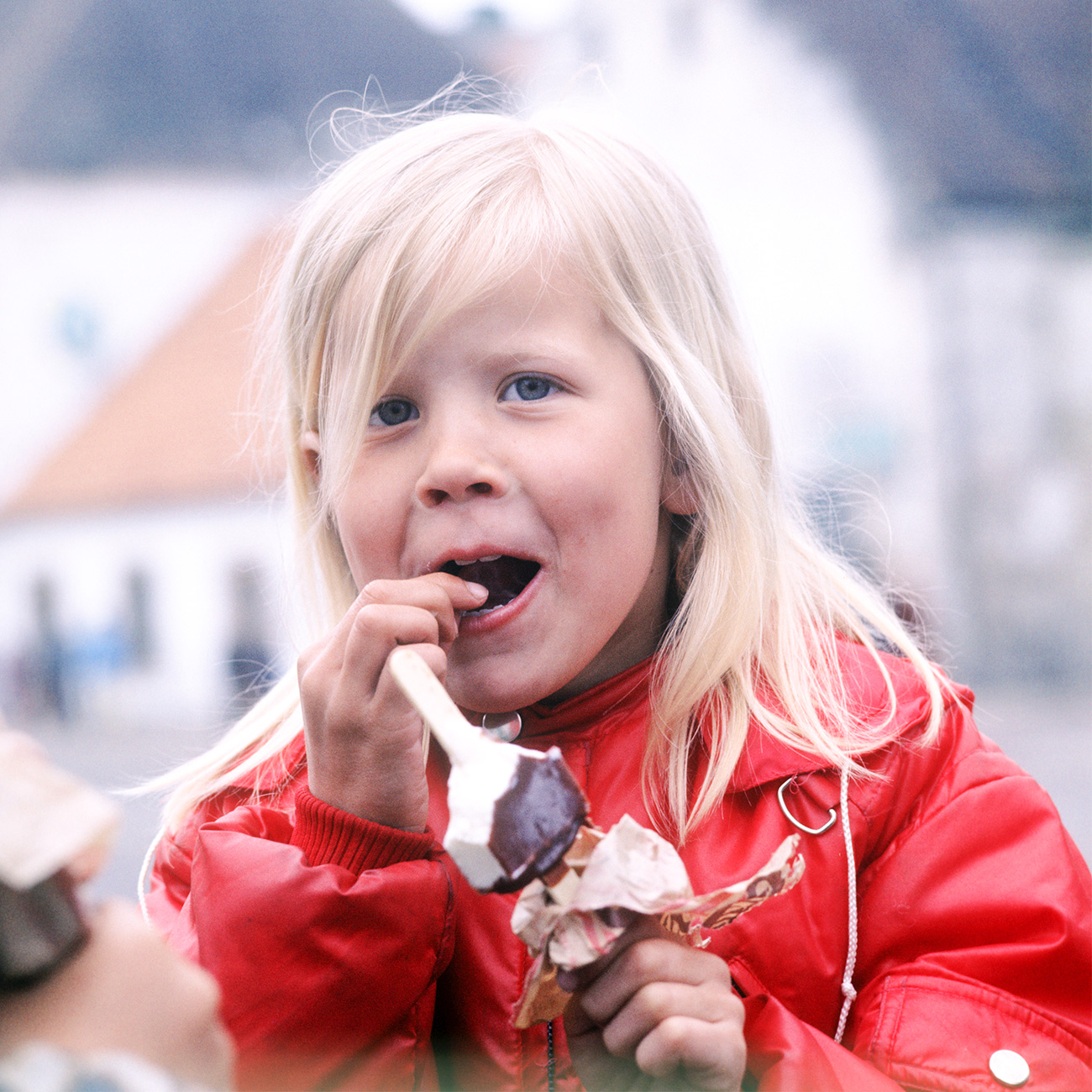 Garotinha comendo picolé na ilha Saaremaa, na Estônia soviética. / Iúri Vendelin e Iúri Belinski/TASS