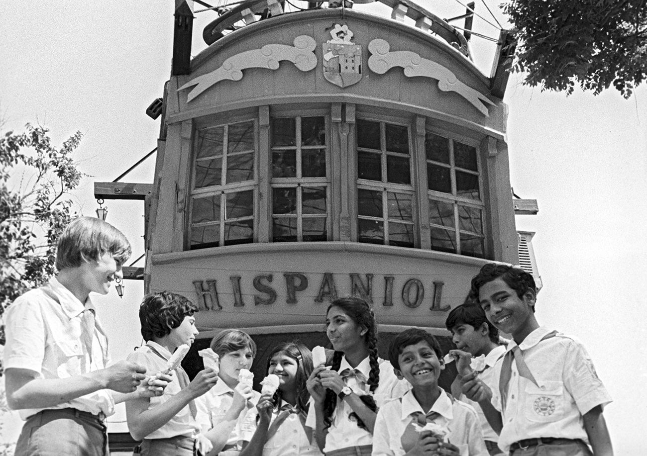 Adolescentes  no acampamento juvenil ‘Artek’, na Crimeia, em 1980. / Foto: Vladímir Fedorenko/RIA Nôvosti