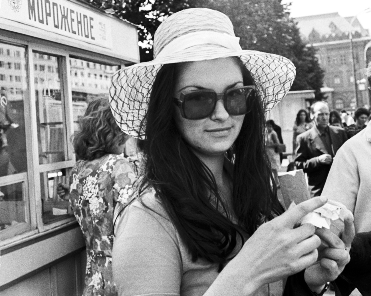 Bulgarian tourist Anya Kapitanova is eating an ice cream, Moscow, 1976. / A.Kovtun/TASS