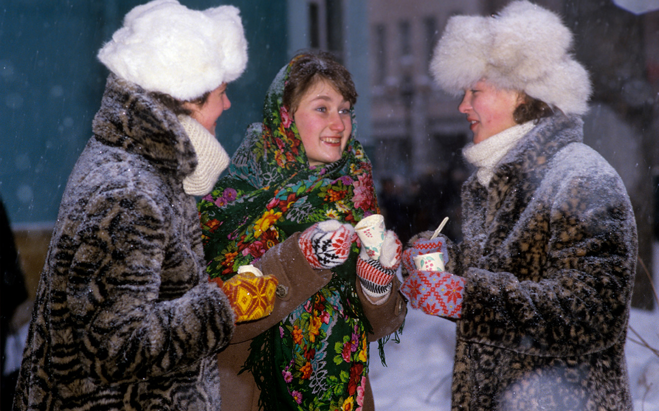 Moças comem sorvetes de frutas em pleno inverno em 1986. / Foto: Iúri Kaver/RIA Nôvosti