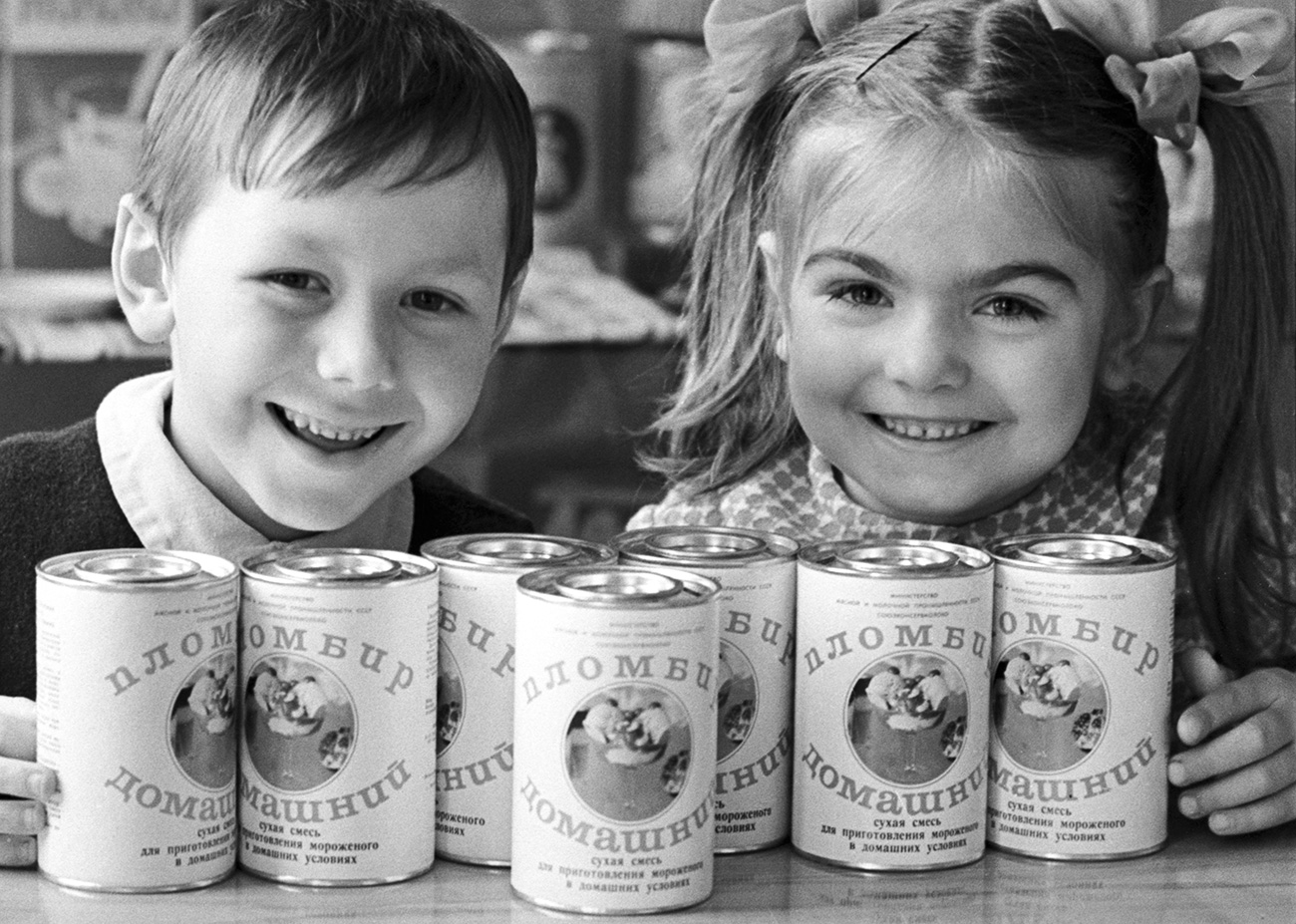 Crianças com o sorvete enlatado 'Domáshni' (Feito em casa), em Moscou, em 1965./ Foto:/ Aleksandr Ovtchinnikov/TASS