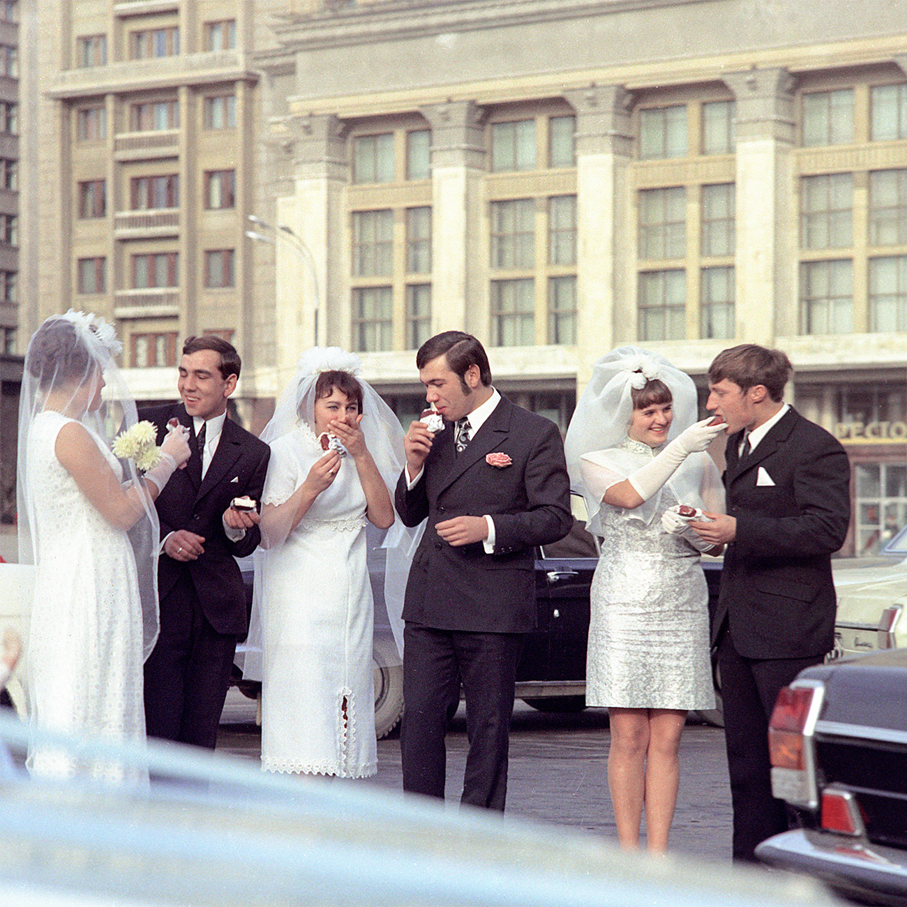 Newlyweds eat ice cream, 1972. /  Boris Kavashkin/RIA Novosti