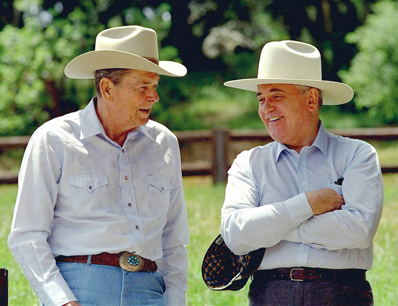 Mantan Presiden AS Ronald Reagan dan pemimpin Soviet Mikhail Gorbachev memakai topi koboi saat berbincang di Rancho del Cielo milik Reagan di sisi utara Santa Barbara, California. Sumber: AP