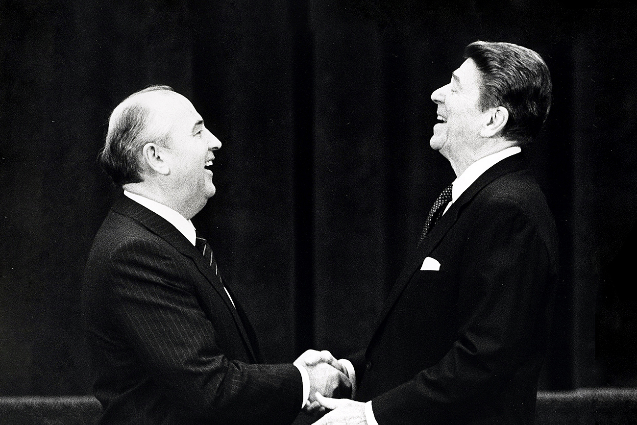 U.S. President Ronald Reagan (R) shakes hands at his first meeting with Soviet leader Mikhail Gorbachev to sign an arms treaty in Geneva, on Nov. 19, 1985 / Reuters