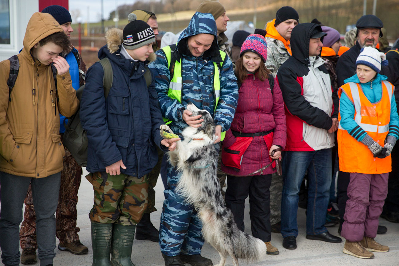 Practice with search dogs / Liza Alert