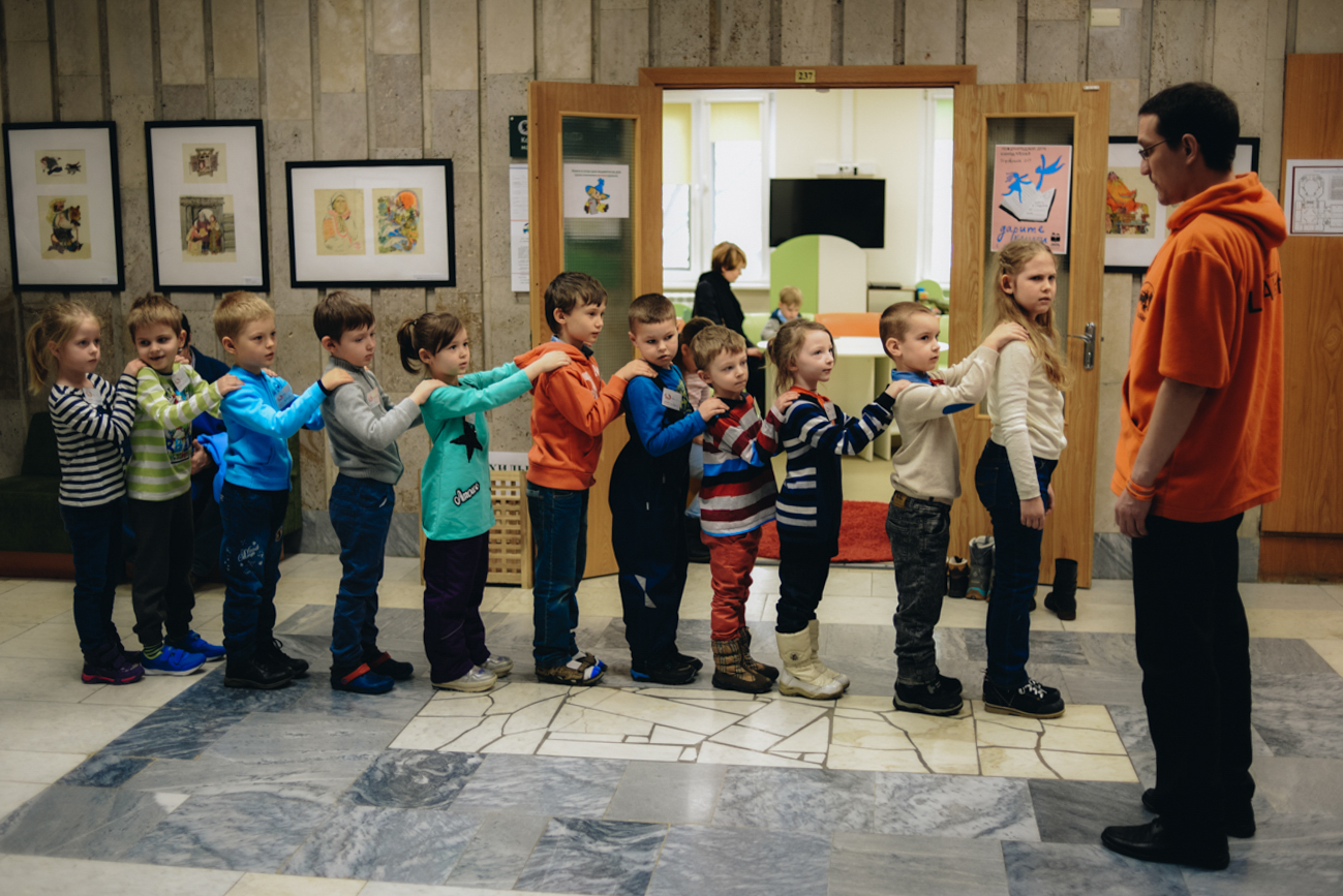 I volontari dell’associazione Liza Alert tengono lezioni ai bambini. Fonte: Liza Alert