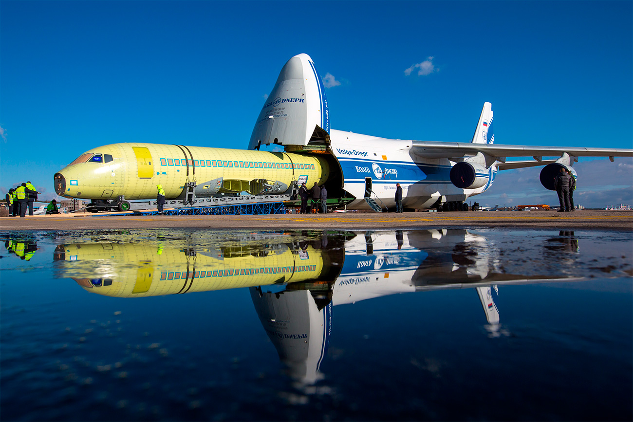 Ан-124 транспортира пътническия самолет Сухой Суперджет 100 (SSJ 100) през 2014г. Снимка: Марина Лисцева/ТАСС