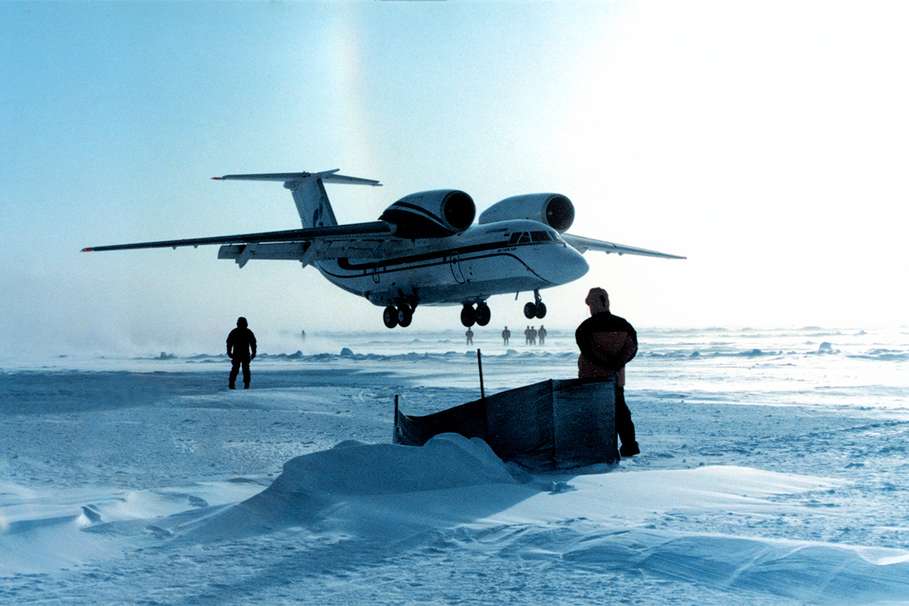 Ан-74 на Северния полюс, 2004г. Снимка: РИА "Новости"
