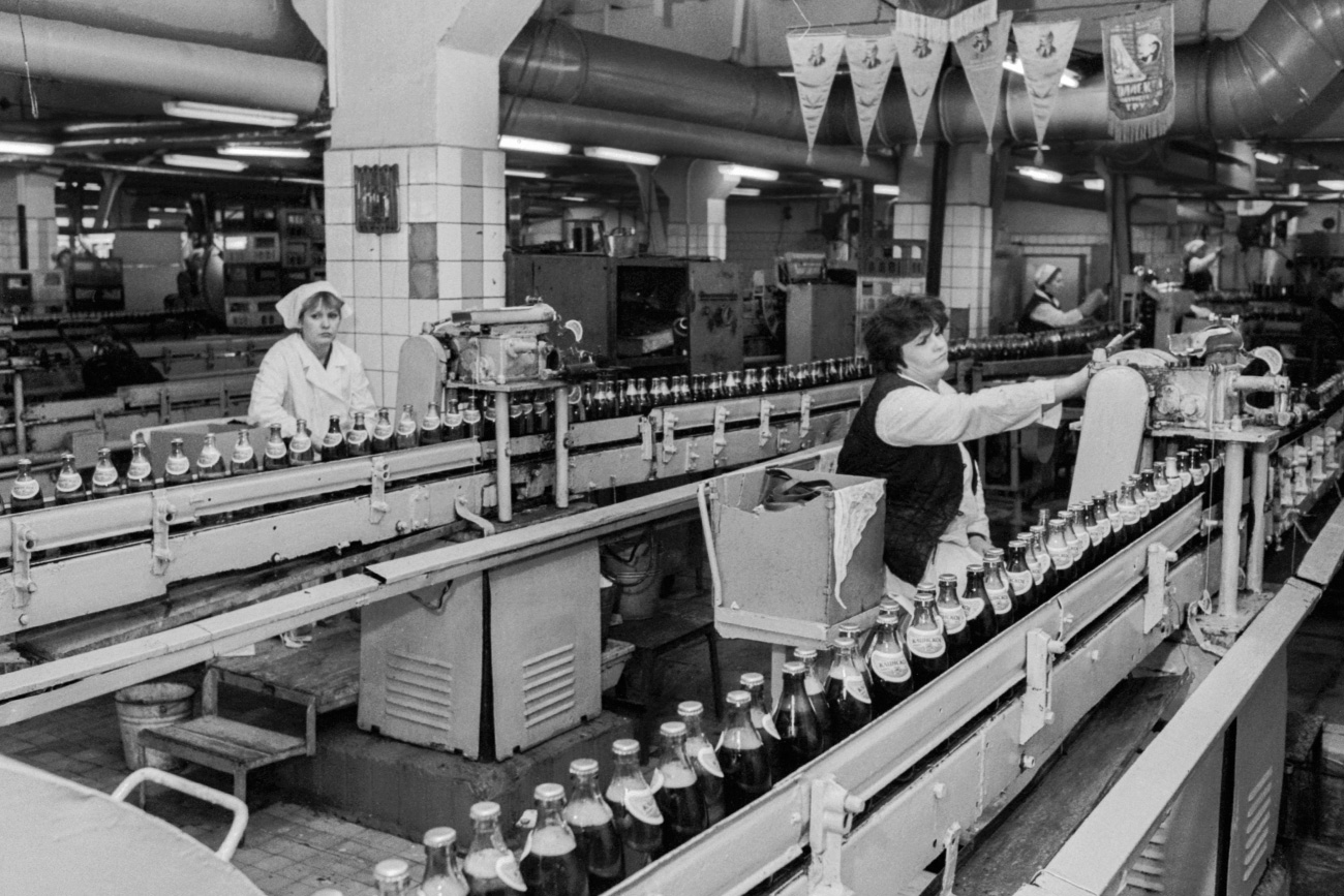 Funcionários de fábrica produzem 10 mil garrafas de cerveja por dia em Moscou, em 1991 (Foto: Guennádi Khamelianin/TASS)