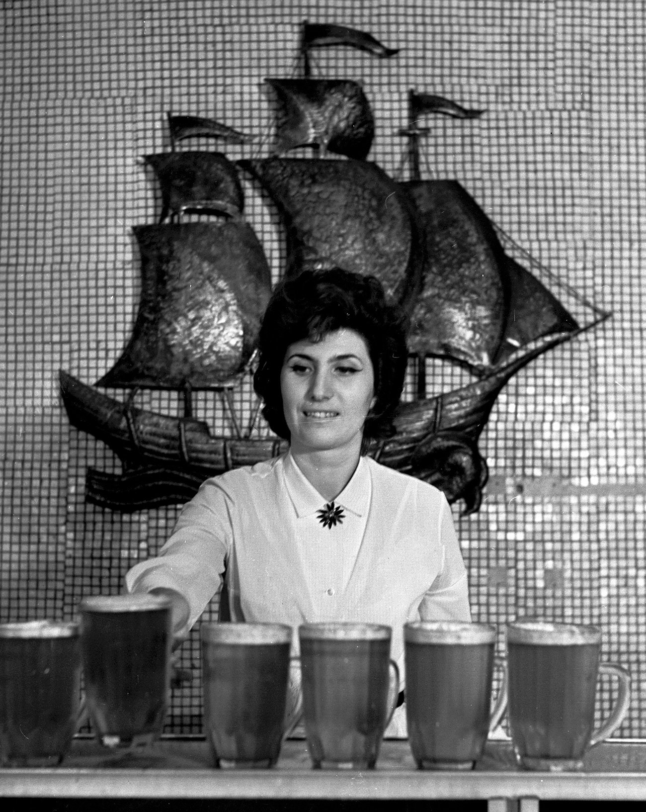 Barista serve boccali al bancone del bar Gambrinus, nel 1967. Fonte: Svet/RIA Novosti