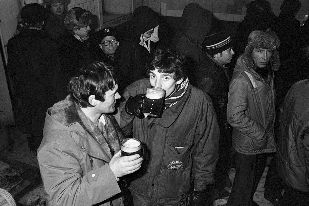 Young Soviet citizens drink beer, 1987.  / Nikolai Adamovich, Ivan Kurtov/TASS 