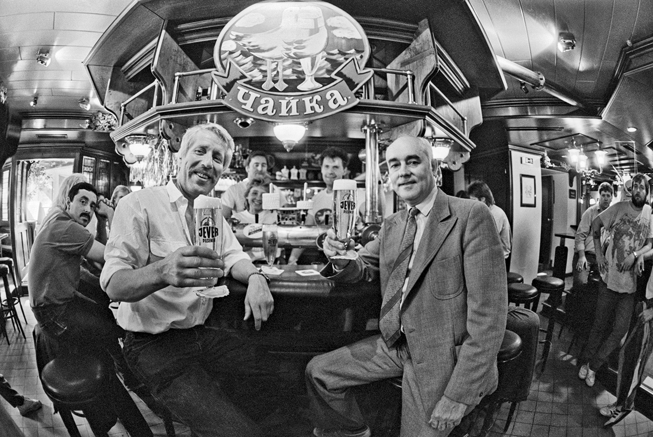 Un brindisi con birra al ristorante Chaika (Gabbiano) di Leningrado (oggi San Pietroburgo), nel 1990. Fonte: Juri Belinskij/TASS