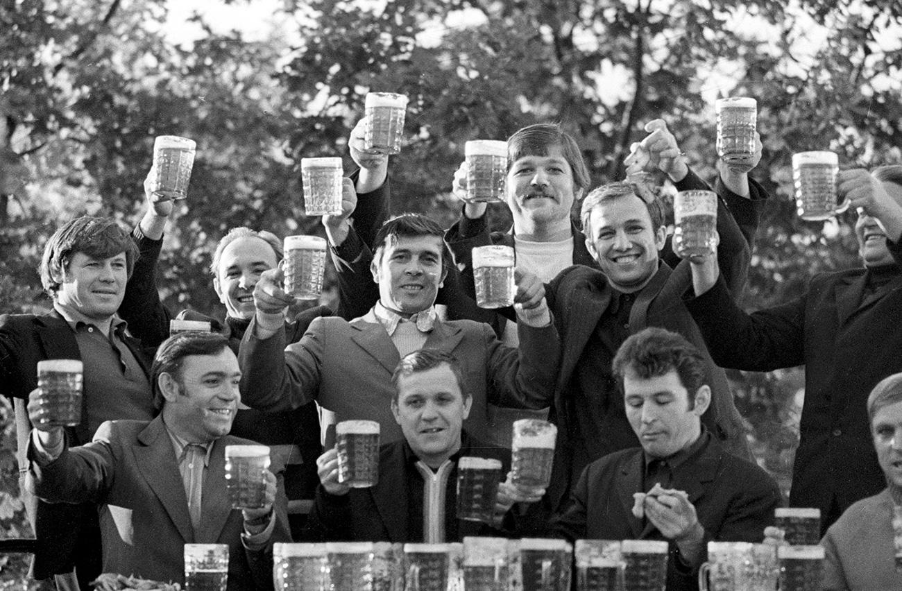 Minatori si bevono una birra, 1977. Fonte: Igor Kostin/RIA Novosti